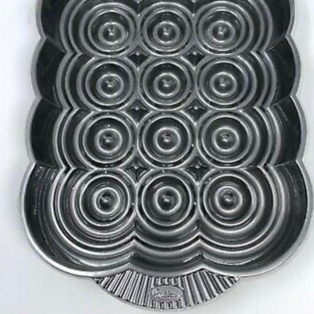 WILTON Dimensions Cast Aluminum Decorative Circles Pan 10 Cup Rectangular